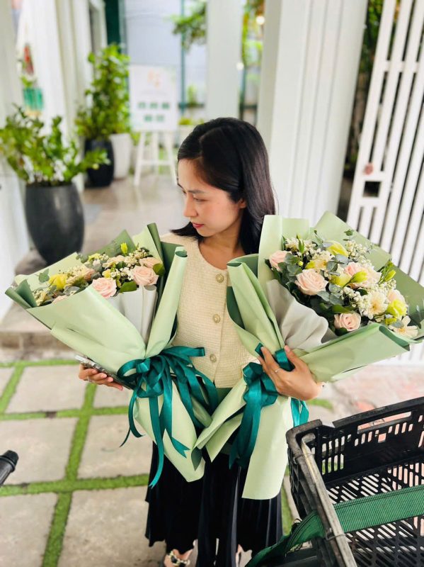 Hình khách hàng nhận hoa tại điện hoa